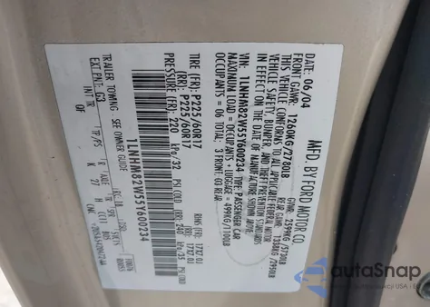 2005 Lincoln Town Car Signature Limited z USA, uszkodzony, nr VIN 1LNHM82W55Y600234